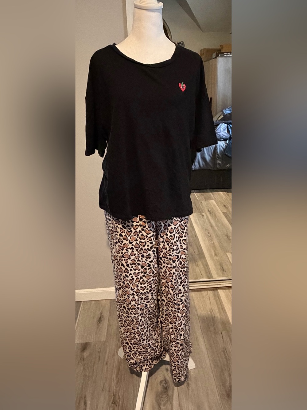 PINK Victoria's Secret Black Tee with Cheetah print Lounge Pants XX